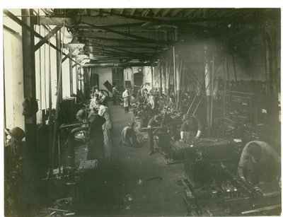 Die Reparaturwerkstatt, Teppichfabrik, 1923 von English Photographer